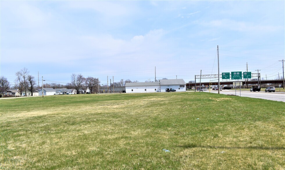 More Photos Of 41 E MacArthur Dr, Cottage Hills Showroom For Sale