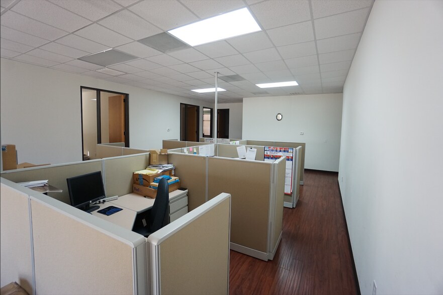 More Photos Of 6935 Brittmoore Rd, Houston Warehouse For Lease