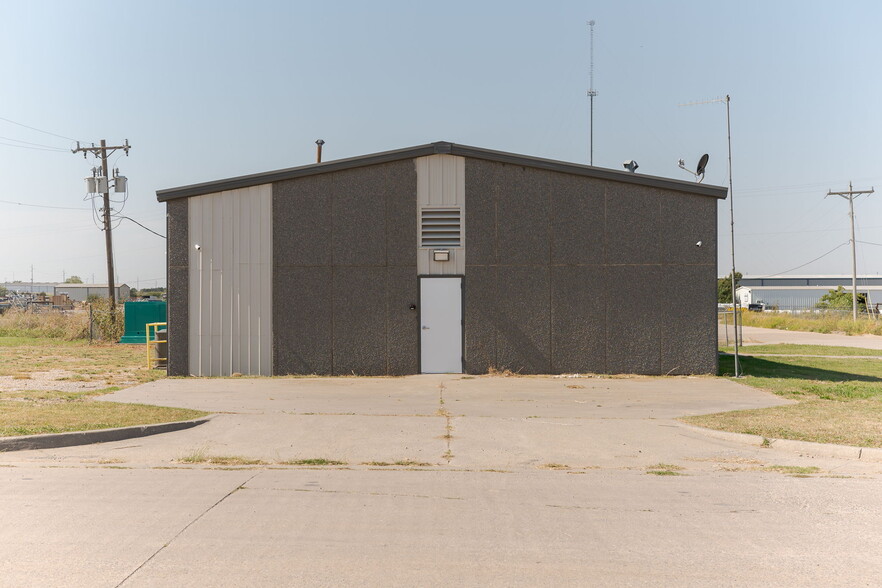 Primary Photo Of 3600 Valley Park Dr, El Reno Light Distribution For Lease