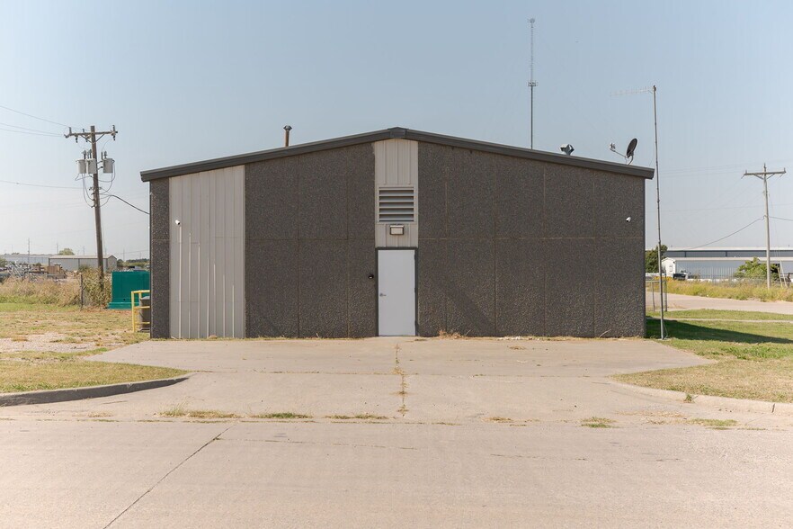 More Photos Of 3600 Valley Park Dr, El Reno Light Distribution For Lease