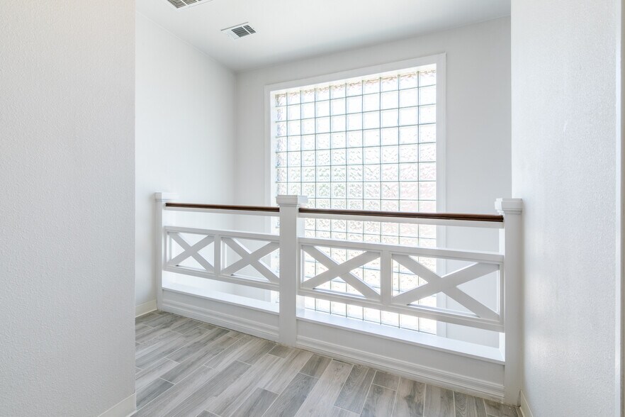 More Photos Of 1307 W Abram St, Arlington Office For Lease