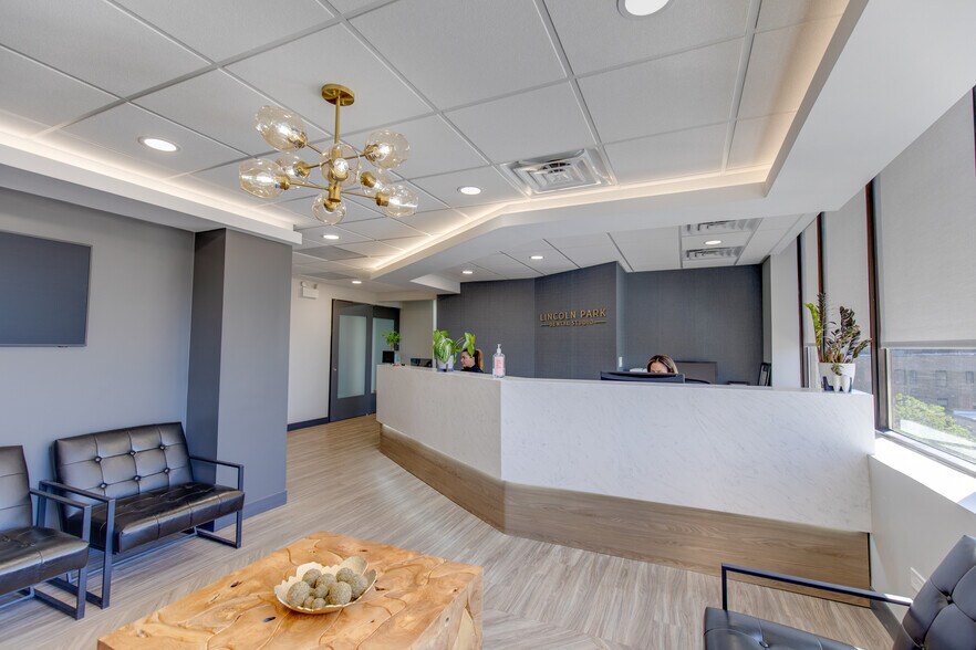 More Photos Of 2551 N Clark St, Chicago Office For Lease