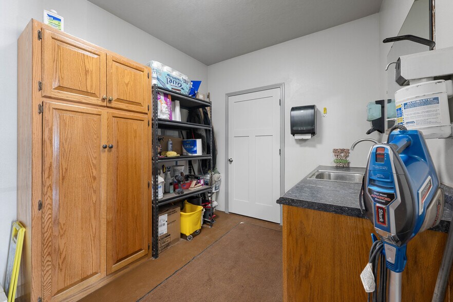 More Photos Of 402 N Pyfer St, Whitehall Office For Sale