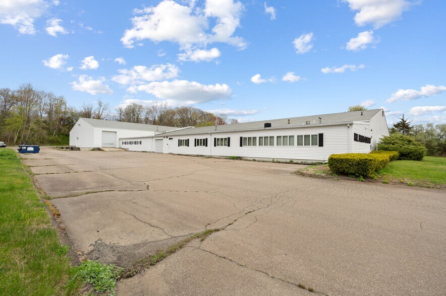 More Photos Of 16 E Industrial Rd, Branford Warehouse For Lease