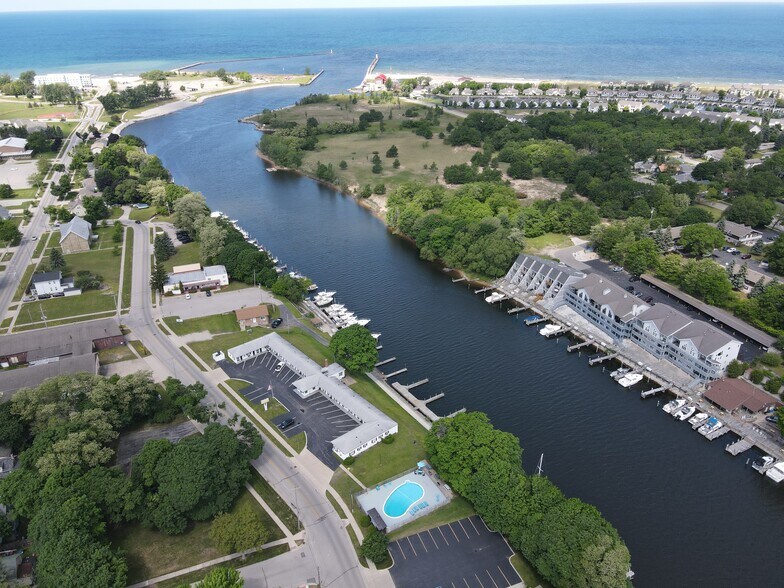 More Photos Of 520 Water St, Manistee Hotel For Sale
