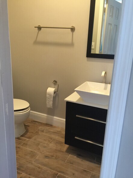 More Photos Of 5615 Dawson St, Hollywood Office For Lease