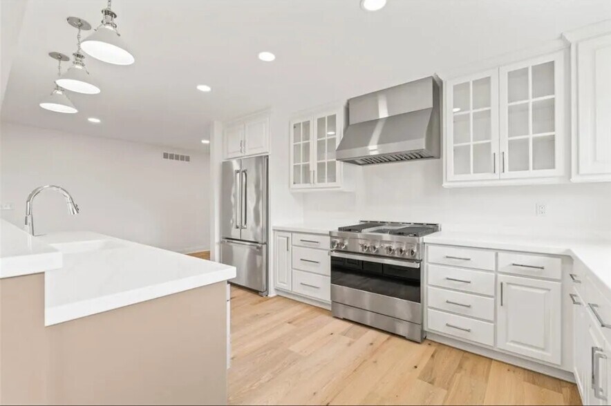 More Photos Of 1805 S 8th Ave E, Newton Specialty For Sale