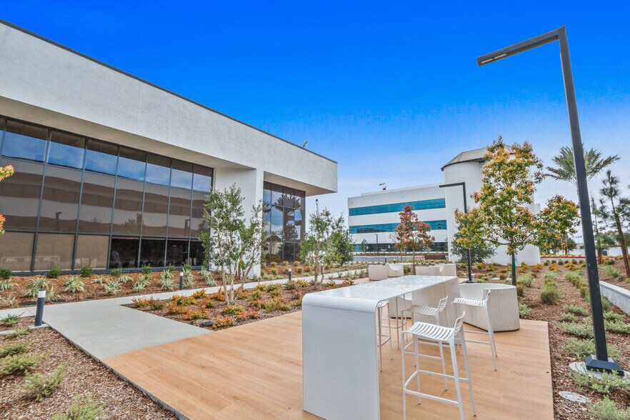 More Photos Of 2134 Main St, Huntington Beach Office For Lease