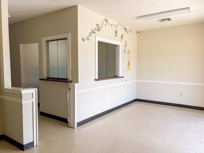 More Photos Of 1702 N Burnside Ave, Gonzales Medical For Lease