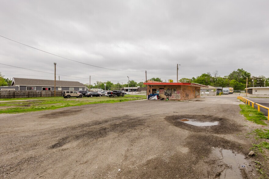 More Photos Of 2033 S Broadway St, Wichita Bar For Sale