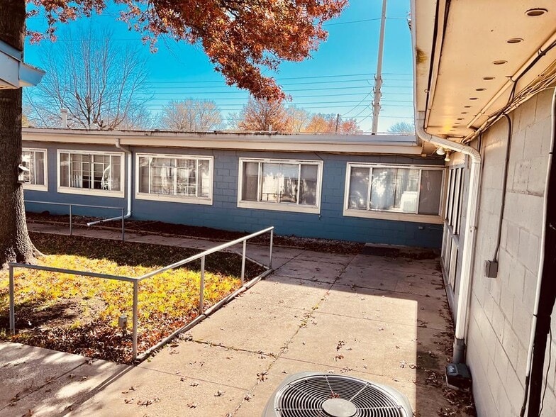 More Photos Of 720 W 1st St, Coffeyville Healthcare For Sale