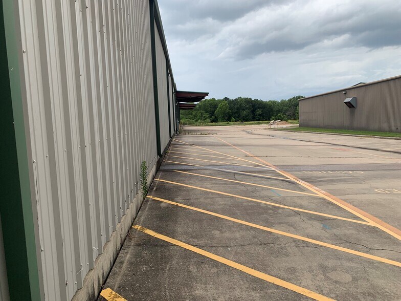 More Photos Of 5457 W Davis St, Conroe Unknown For Lease
