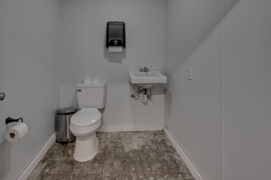 More Photos Of 174 LeWallen Rd, Asheboro Auto Repair For Lease