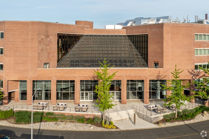 More Photos Of 208 Harbor Dr, Stamford Unknown For Lease