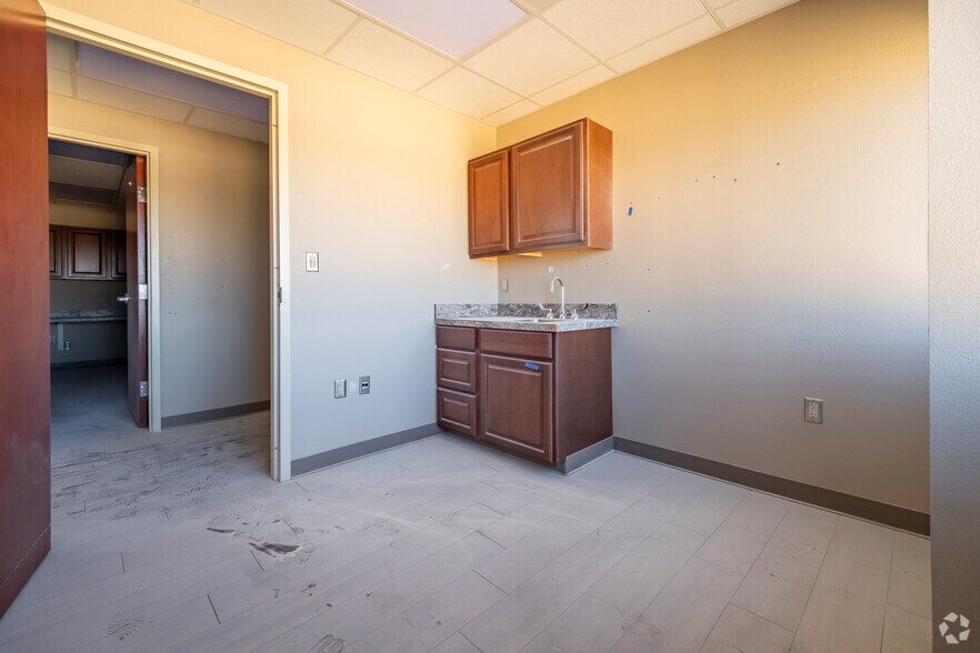 More Photos Of 2424 50th St, Lubbock Medical For Sale