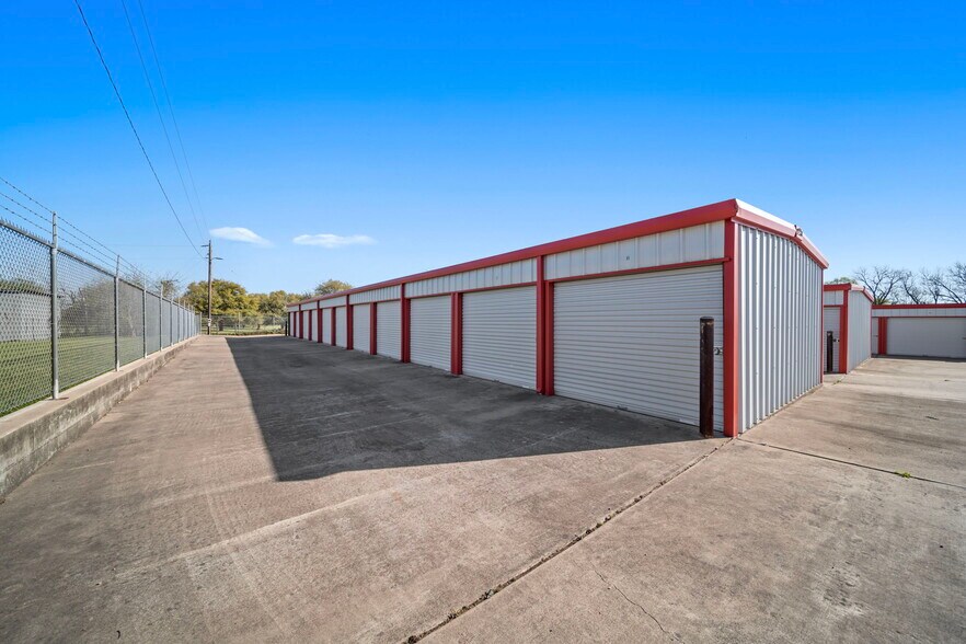More Photos Of 8775 Highway 290 E, Chappell Hill Self Storage For Sale