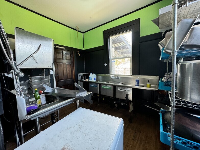 More Photos Of 824 Kokomo Rd, Haiku Restaurant For Sale