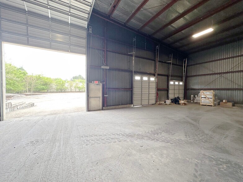 More Photos Of 945 King St, Fairmont Warehouse For Lease