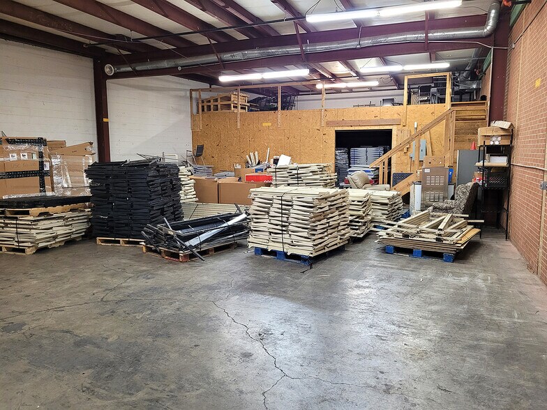 More Photos Of 1 S Lorraine St, Hutchinson Light Manufacturing For Sale