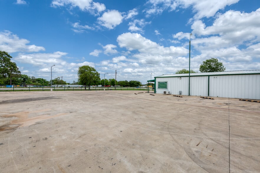 More Photos Of 3100 E Highway 199, Springtown Warehouse For Lease