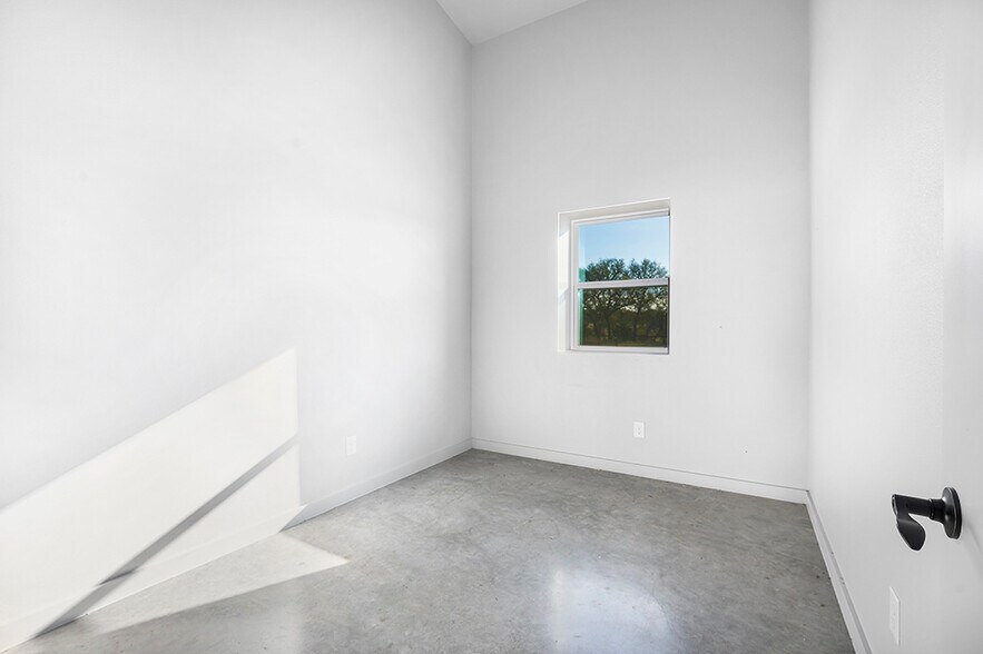 More Photos Of 241 Miracle Mile, Stonewall Office Residential For Lease