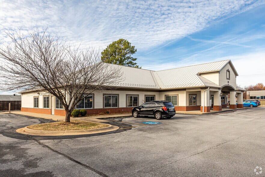 More Photos Of 311 SW 18th St, Bentonville Office For Lease