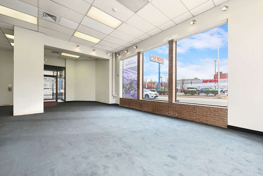 More Photos Of 4749 Baum Blvd, Pittsburgh Showroom For Lease