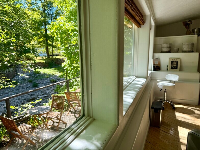 More Photos Of 104 Mill Hill Rd, Woodstock General Retail For Sale
