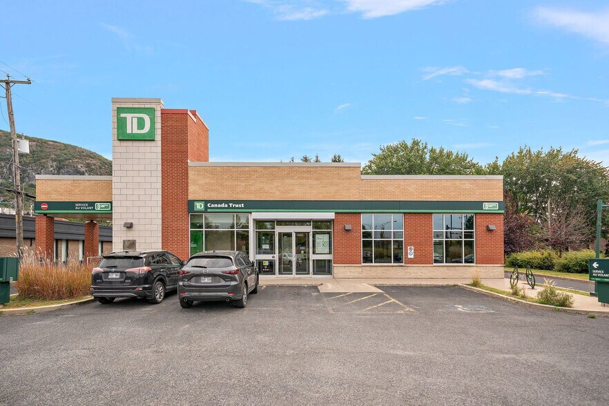 Primary Photo Of 280 Boul Sir-Wilfrid-Laurier, Mont-saint-hilaire Bank For Lease