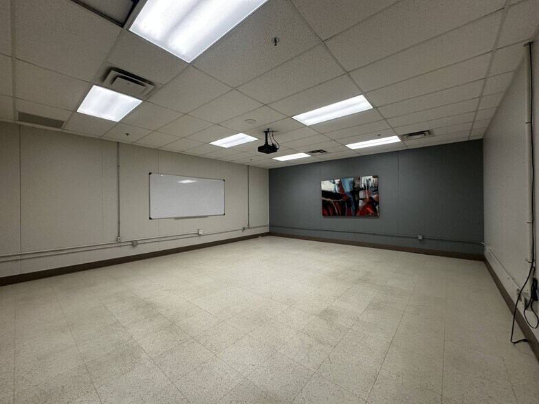 More Photos Of 400-500 Grand Ave, Joplin Office For Lease