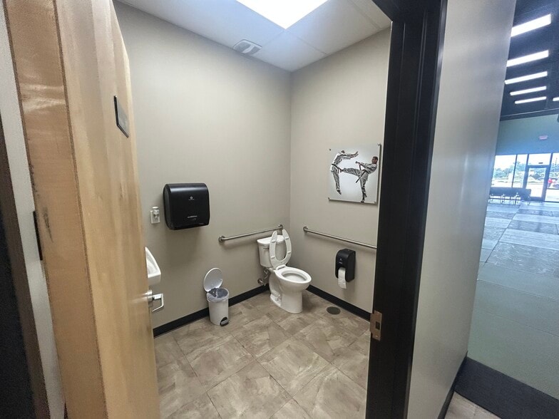 More Photos Of 8035 Highway 6, Missouri City Storefront Retail Office For Lease