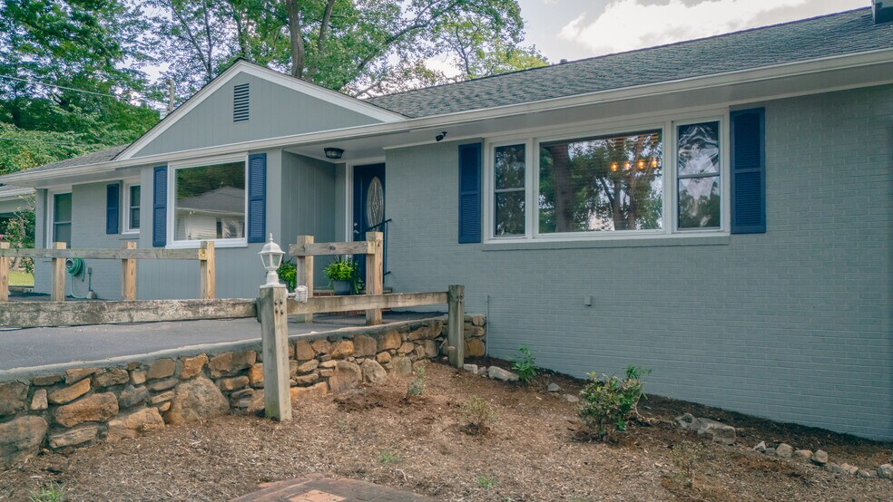 More Photos Of 3042 Brambleton Ave, Roanoke Office Residential For Sale