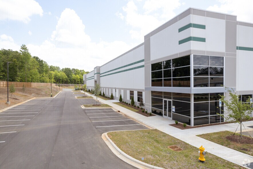More Photos Of 4235 Silverpark Dr, Charlotte Distribution For Lease