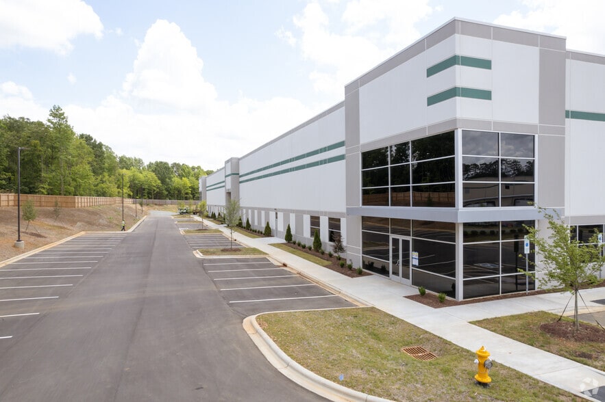 More Photos Of 4330 Silverpark Dr, Charlotte Unknown For Lease