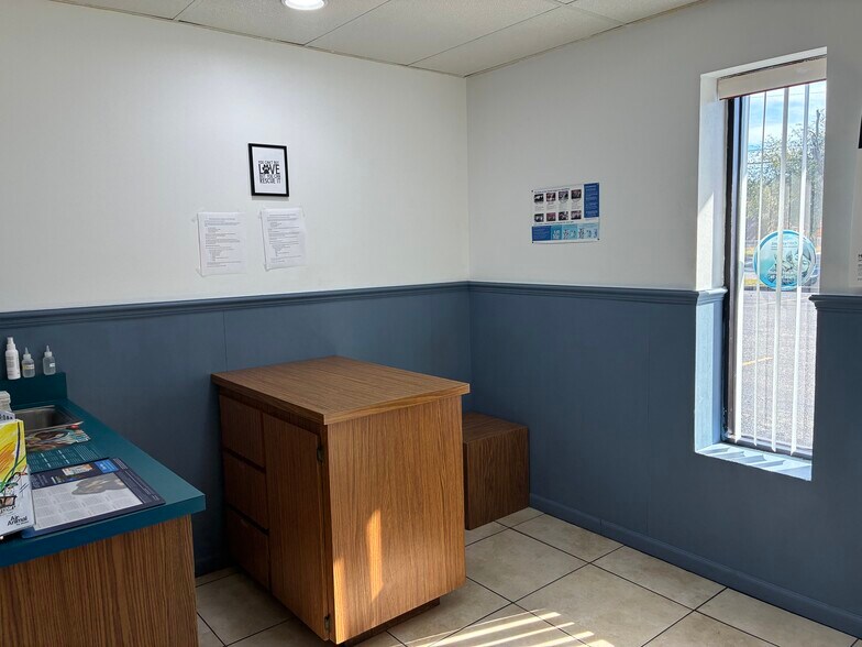 More Photos Of 5745 Pershing Ave, Orlando Veterinarian Kennel For Sale