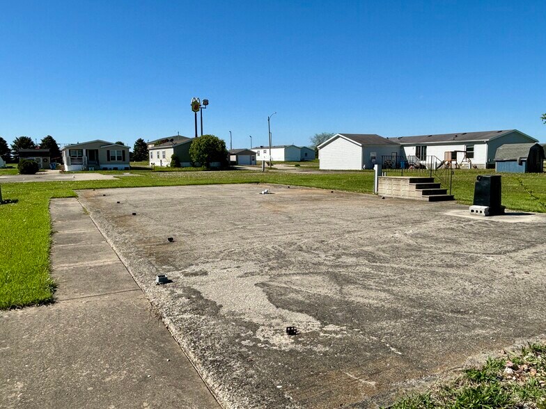 More Photos Of 104 Enterprise Dr, Chenoa Manufactured Housing Mobile Home Park For Sale