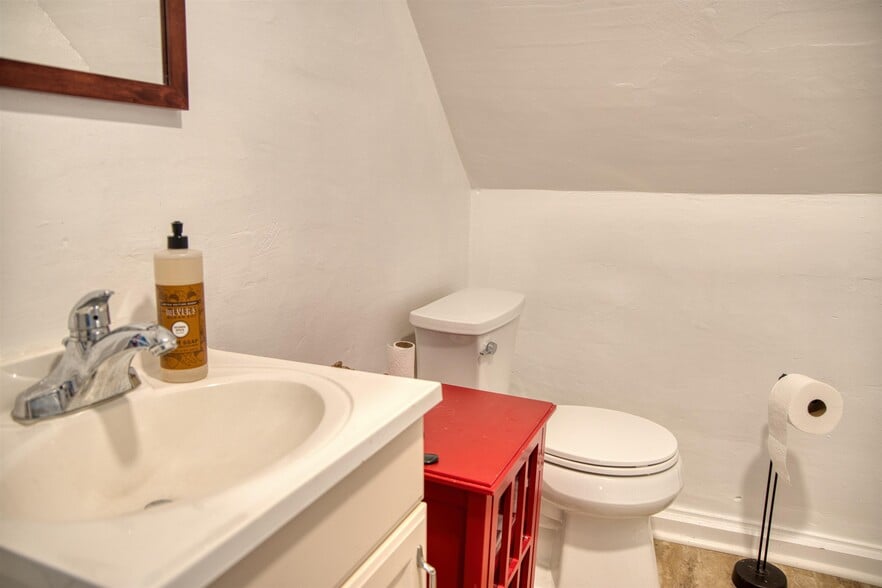 More Photos Of 24 Pleasant St, Conway Office For Sale