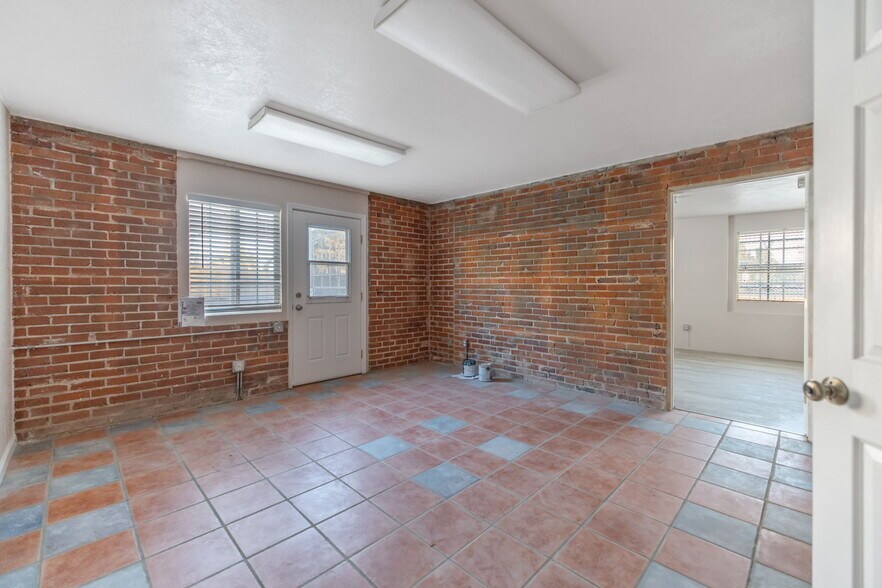 More Photos Of 1334 W Goshen Ave, Visalia Warehouse For Sale