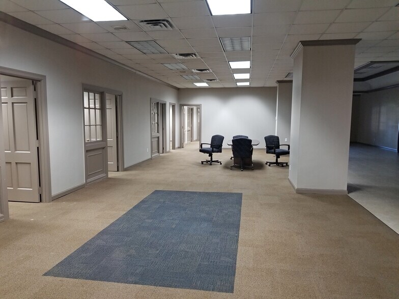 More Photos Of 49 Public Sq, Shelbyville Office For Sale
