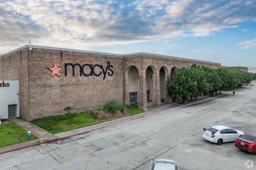 More Photos Of 100 Almeda Mall, Houston Department Store For Lease