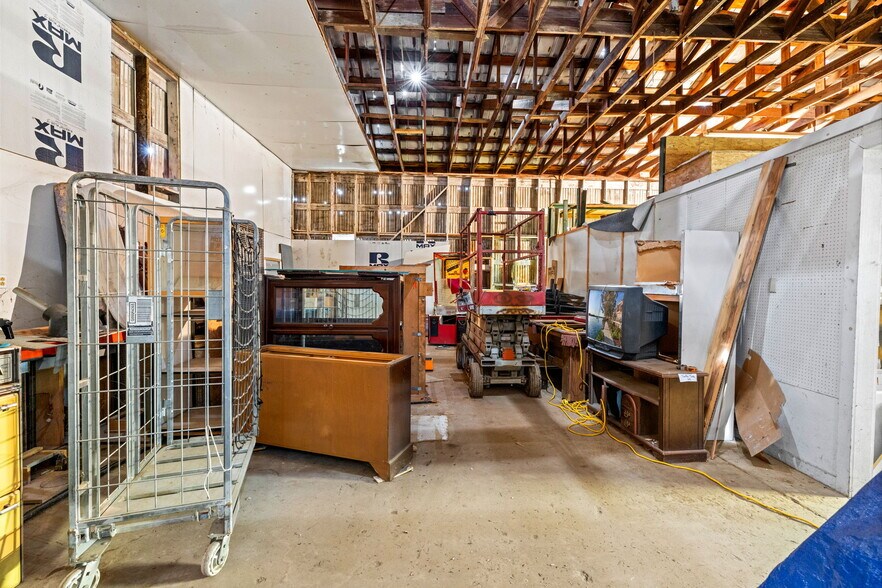 More Photos Of 805 N Magnolia Ave, Luling Flex For Sale