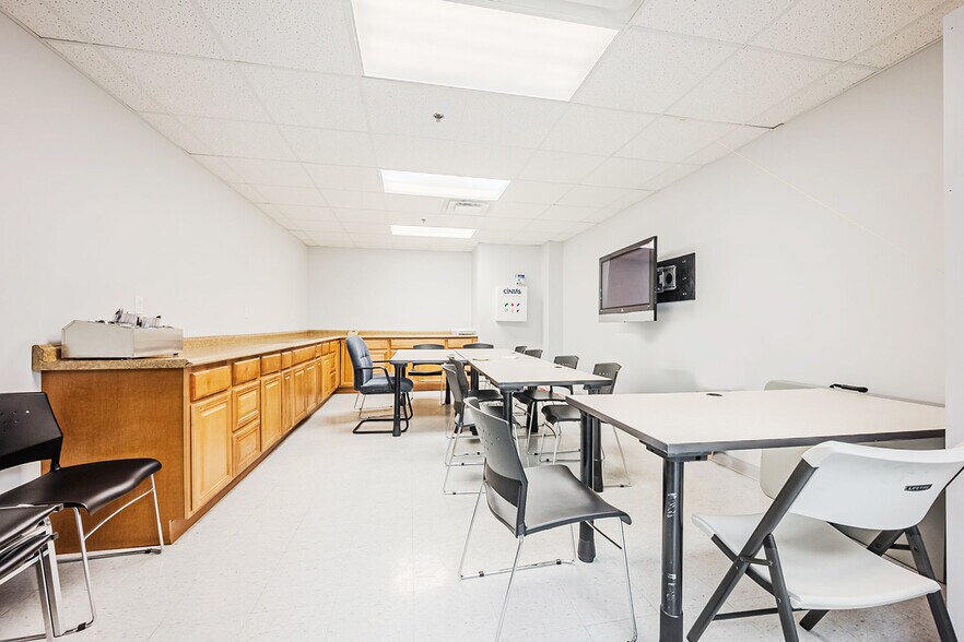 More Photos Of 40 McCullough Dr, New Castle Light Manufacturing For Lease