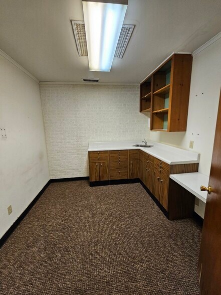 More Photos Of 1106 E Broadway Ave, Enid Medical For Sale
