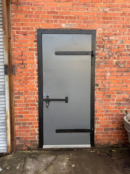 More Photos Of 918 Rickenbach St, Pittsburgh Distribution For Sale