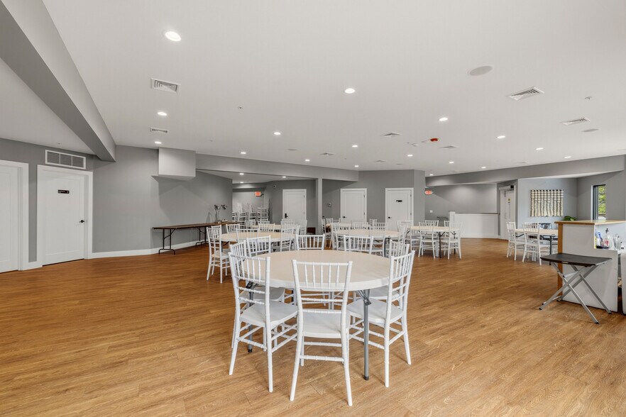More Photos Of 402 Center St, Lewiston Restaurant For Lease