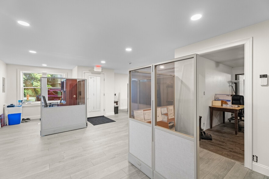 More Photos Of 264 Vauxhall St, New London Warehouse For Sale