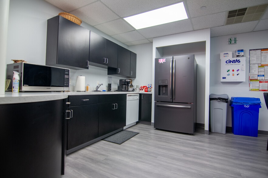 More Photos Of 921 Eastwind Dr, Westerville Unknown For Lease