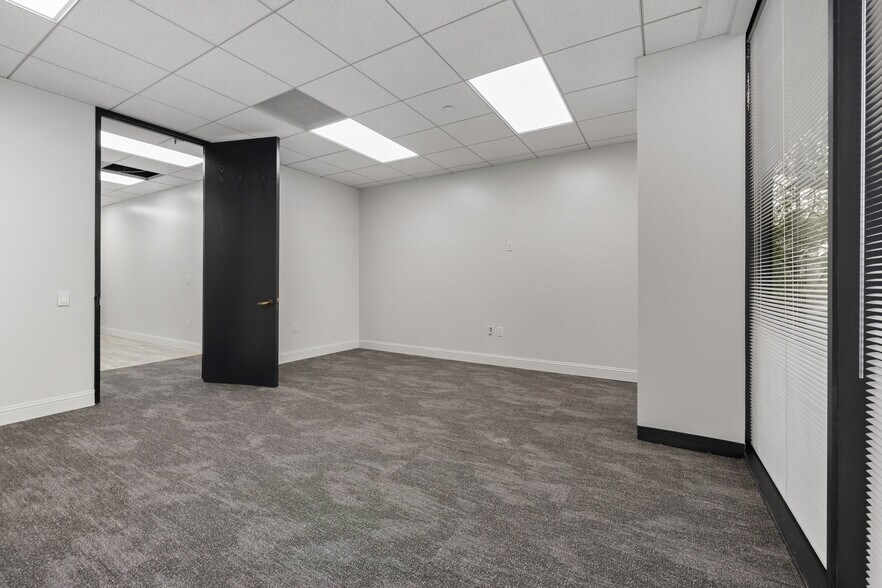 More Photos Of 17 S Briar Hollow Ln, Houston Office Residential For Lease