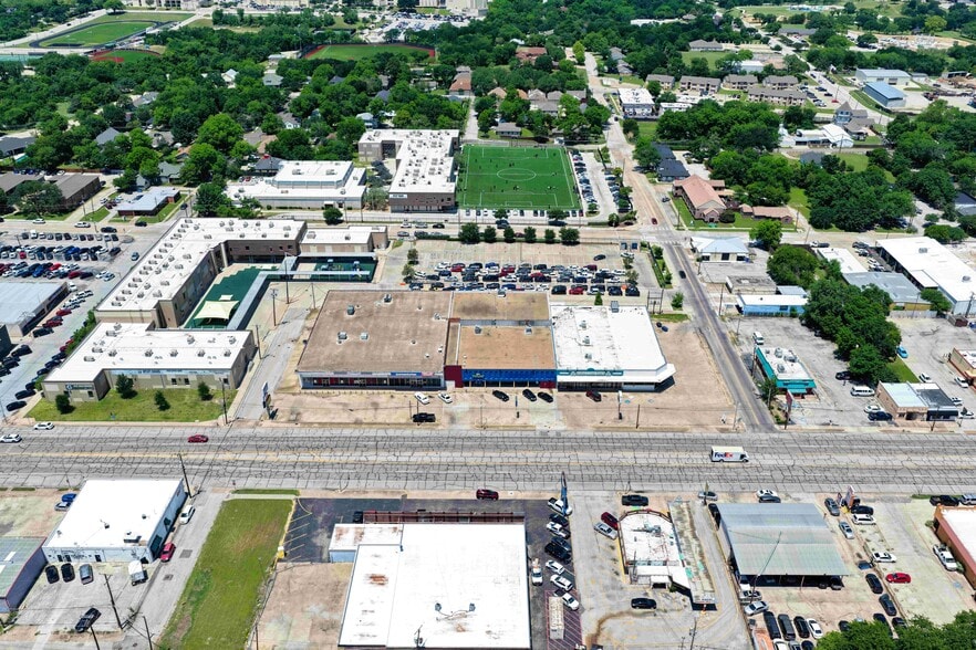 More Photos Of 312 E Main St, Grand Prairie Showroom For Lease