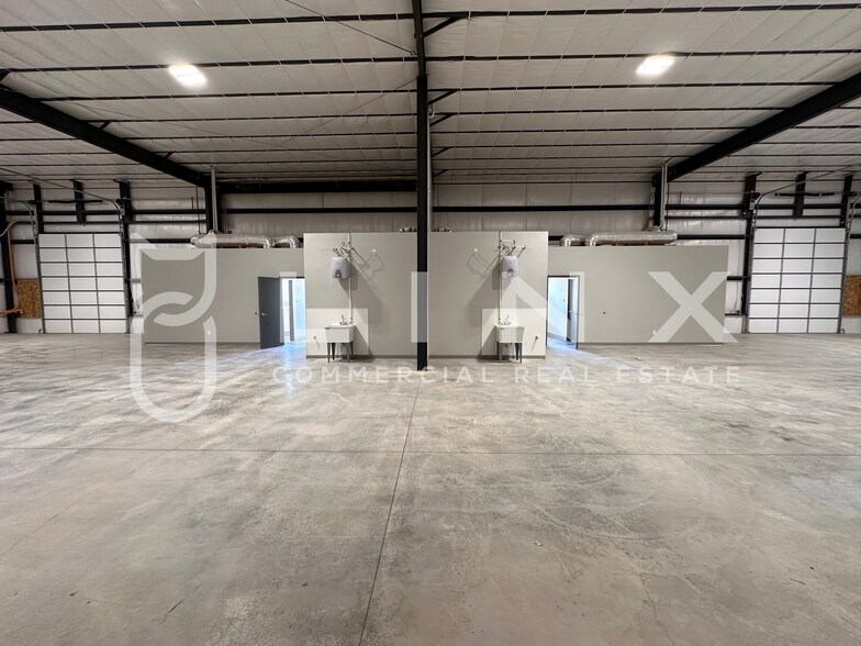More Photos Of 563 S Commerce Dr, Hurricane Industrial For Lease